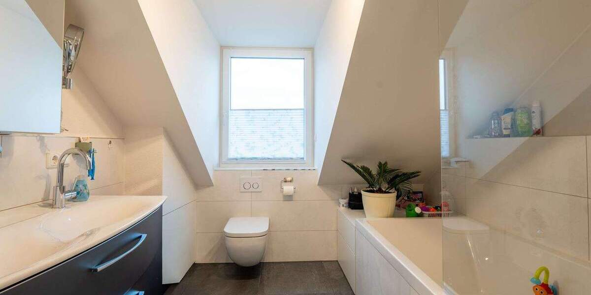 Charmante Dachgeschosswohnung mit großem Sonnenbalkon - neuwertig und energieeffizient 3 zimmer