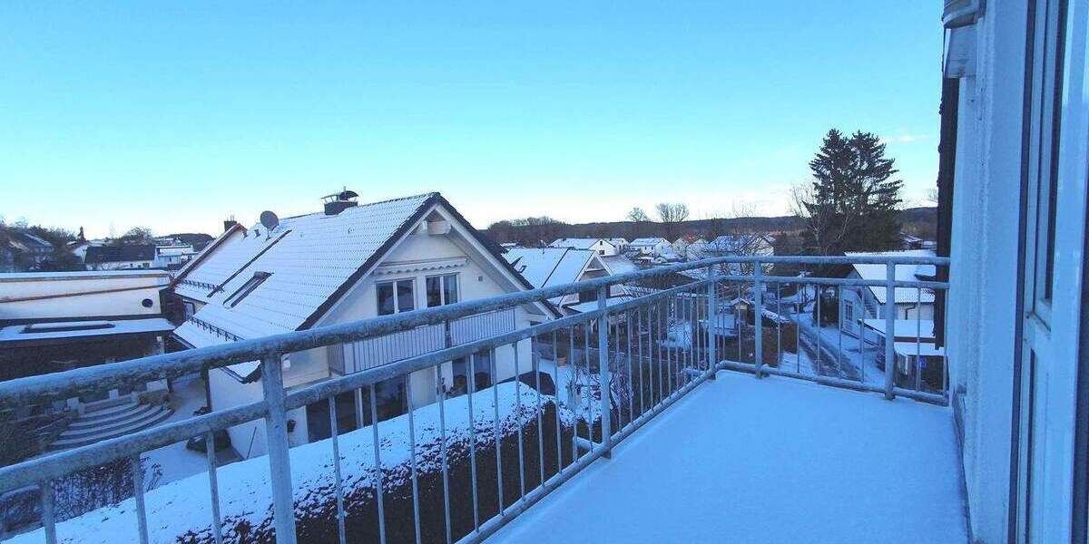 Dachgeschosswohnung mit zwei Balkonen in Stanberg zu vermieten. 3 zimmer