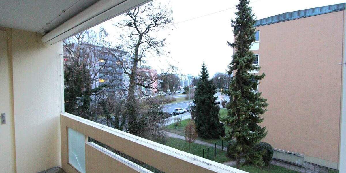 Sofort beziehbare, sanierte 3 Zi. Whg mit Balkon und herrlichem Blick über München. 3 zimmer