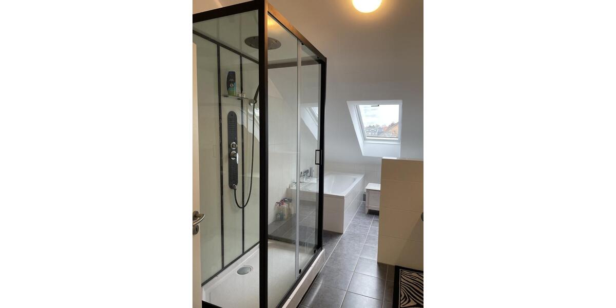 ab 01.02. Vollständig renovierte 2,5-Zimmer-DG-Wohnung Fasanerie 2.5 zimmer