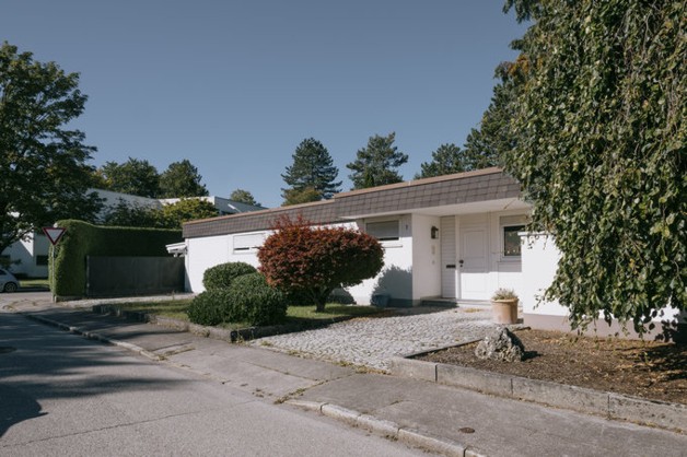 Exklusiver Bungalow mit Schwimmbad auf Südgrundstück - Einfamilienhaus Krailling | Angebot:26829668