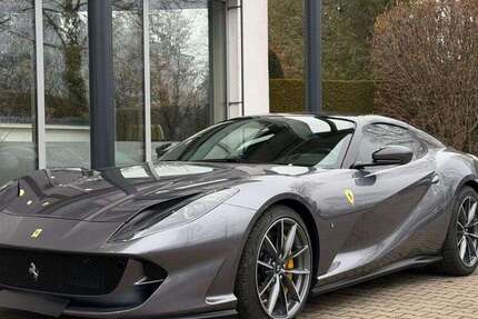 Ferrari 812 4.350 km 494.900 &euro; Grünwald 82031