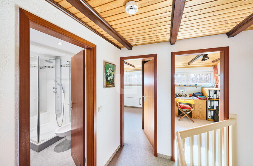WINDISCH ImmobilieN - Haus in Haus: 4 Zimmer über 2 Etagen zentral & ruhig in Gröbenzell!