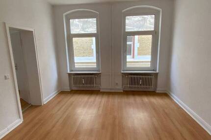 Frisch renovierte 3-Zimmer AltbauWohnung mit Ankleide, Dusche und Badewanne