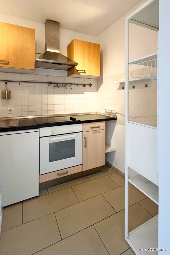 Bezugsfreies Apartment mit Balkon - direkt an der U-Bahn - gross hell renoviert