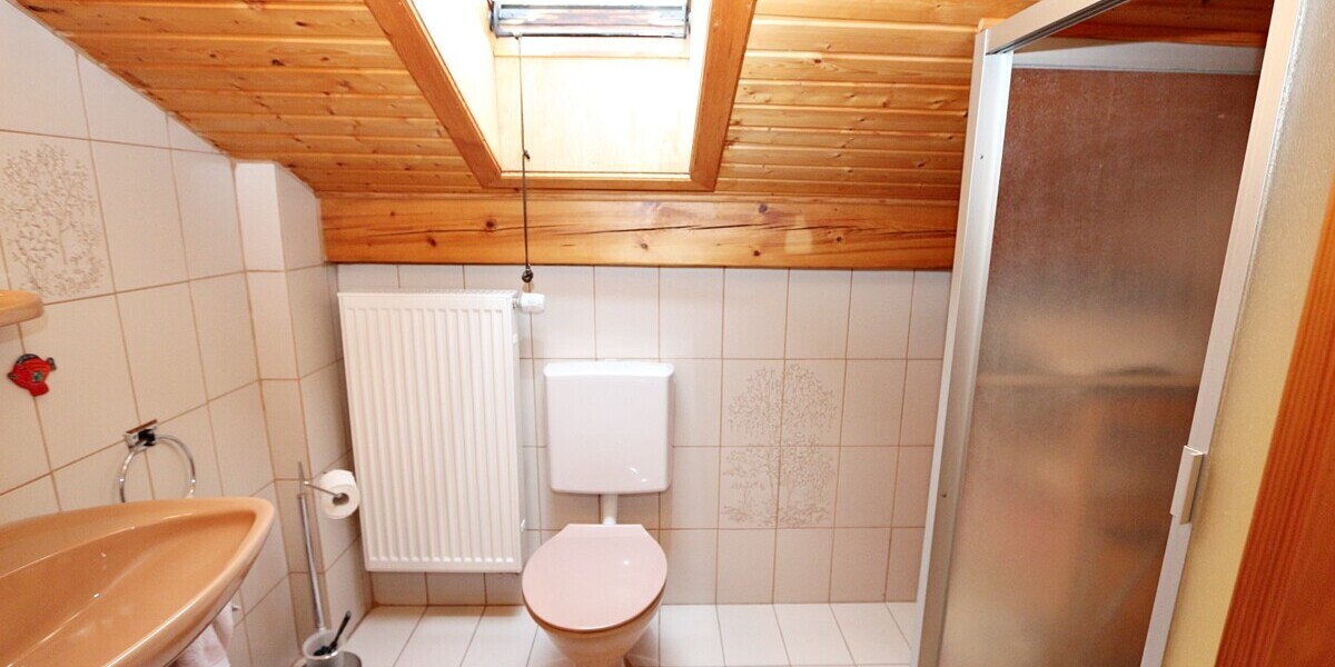 !! RARITÄT in SEENÄHE !! 4-Zimmer-WOHNUNG in Zwei-Familien-Haus * OG + DG mit Balkon + Garten * STA 4 zimmer