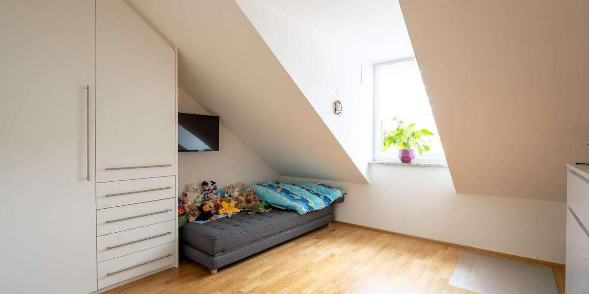 Charmante Dachgeschosswohnung mit großem Sonnenbalkon - neuwertig und energieeffizient 3 zimmer