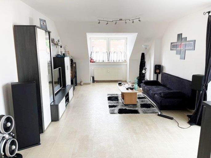 2 Zimmer, helle Balkon, gute Anbindung mitten in FFB II