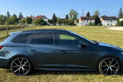 Seat Leon 68.600 km 22.999 &euro; München 81929