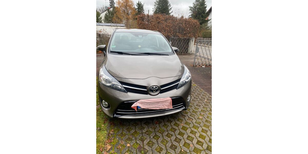Toyota Verso 82.900 km 15.100 &euro; München 81825