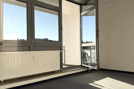 KIM - Helle Büroräume mit praktischer Aufteilung und gepflegter Ausstattung und großen Balkonen 3 zimmer