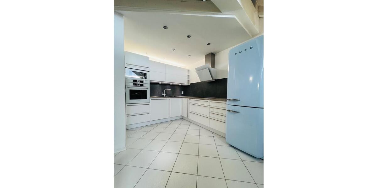 Vollmöblierte Galeriewohnung inkl. Garage + Balkon + Keller 2.5 zimmer